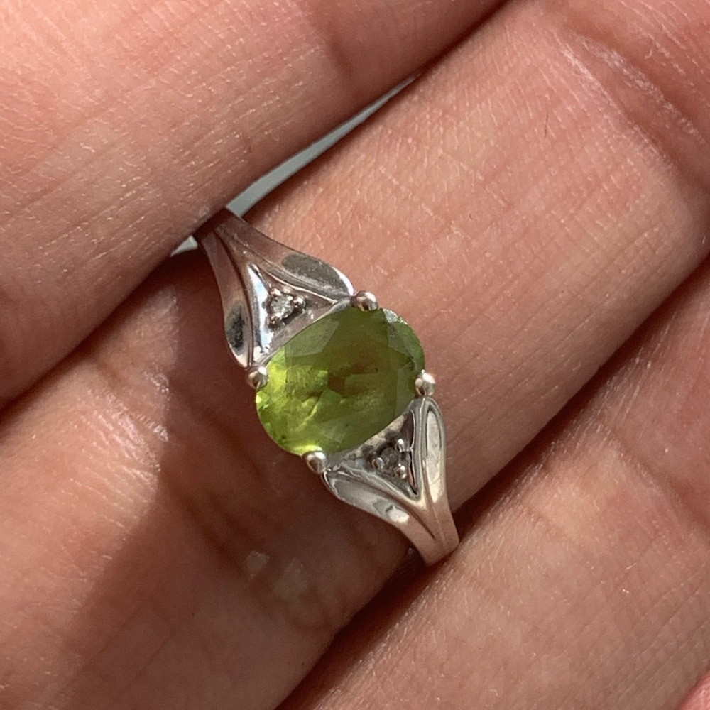 10k White Gold Peridot Diamond Ring